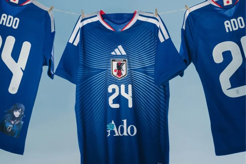 Maillots de football bleus avec numéro et logo sur corde à linge.