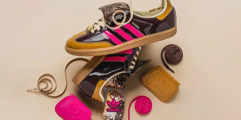 Chaussures Adidas brunes et roses avec accessoires, sur fond beige.