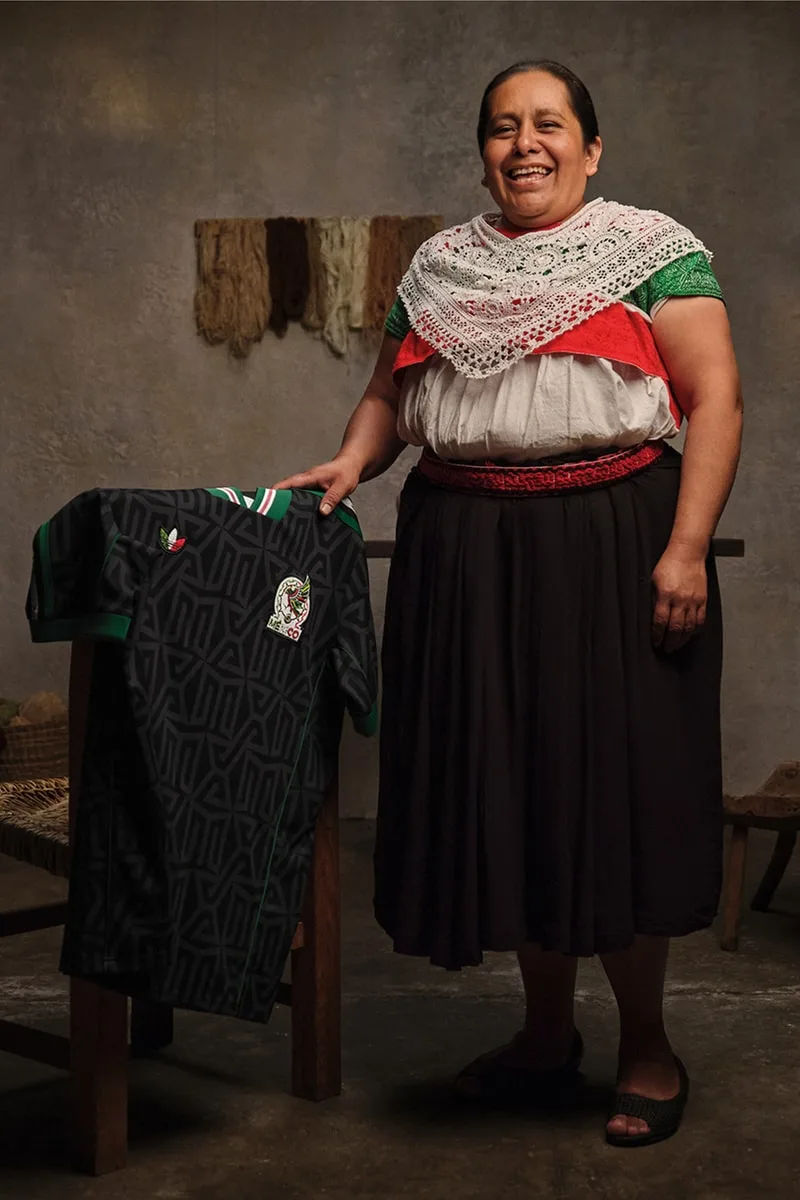 Femme souriante avec une chemise de sport noire.