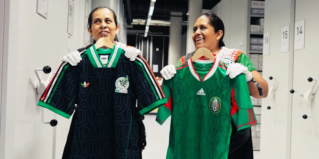 Deux femmes tenant des maillots de football du Mexique dans une archive.