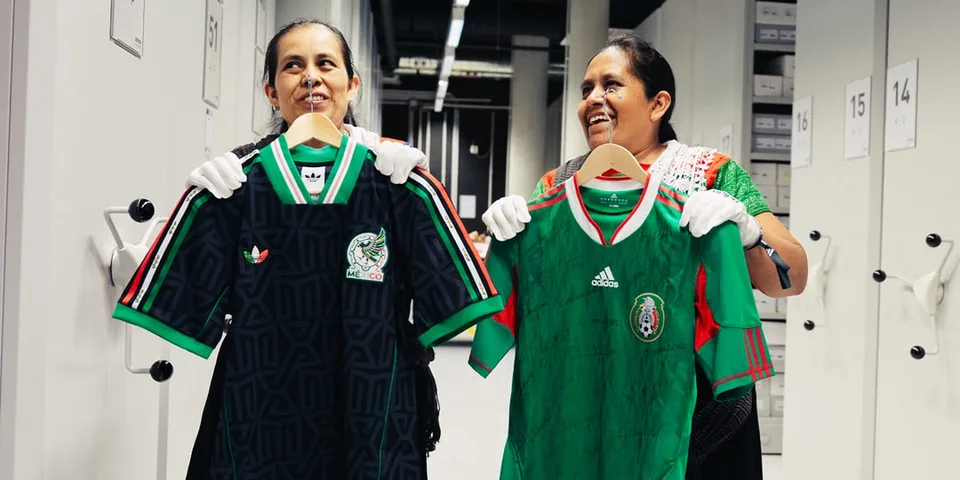 Deux femmes tenant des maillots de football du Mexique dans une archive.