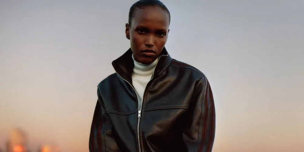 Modèle portant une veste en cuir noir dans une lumière crépusculaire.