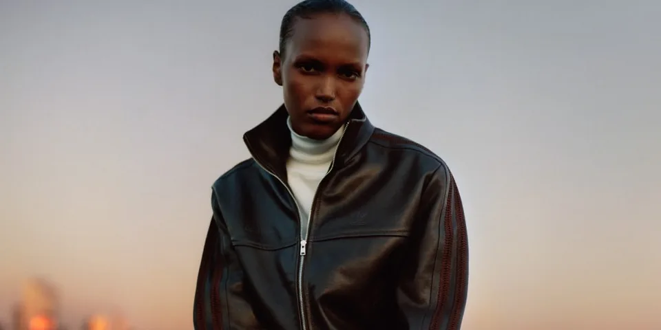 Modèle portant une veste en cuir noir dans une lumière crépusculaire.
