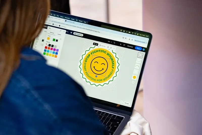 Personne travaillant sur un graphique avec un smiley sur l'ordinateur portable