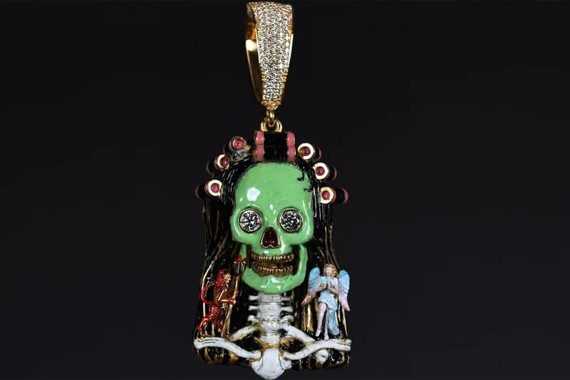 Pendentif avec crâne vert et détails colorés, style complexe.