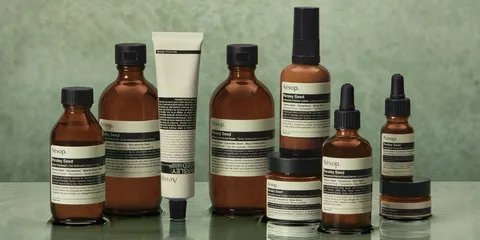 Produits de soin dans des flacons marron sur fond vert.