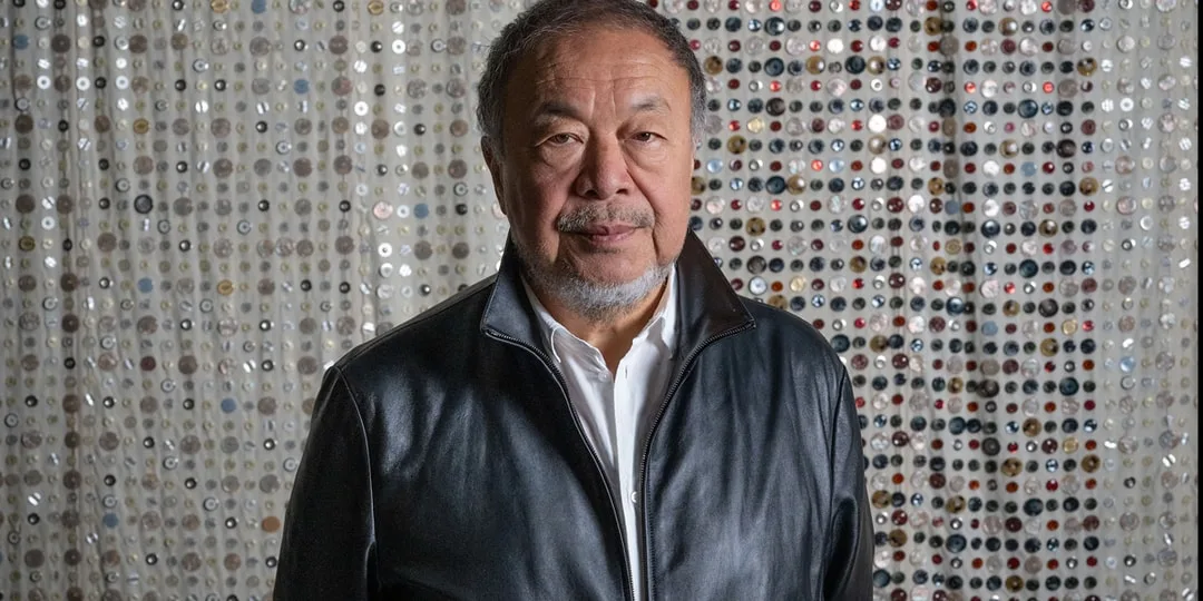 Homme asiatique devant fond de perles scintillantes, veste en cuir.