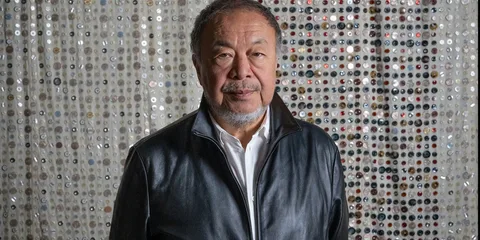 Homme asiatique devant fond de perles scintillantes, veste en cuir.