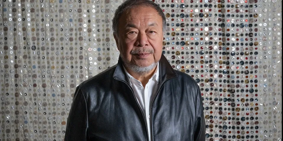 Homme asiatique devant fond de perles scintillantes, veste en cuir.