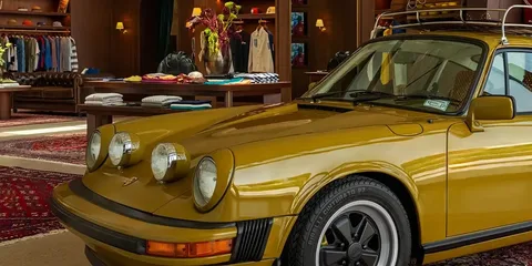 Voiture vintage dans magasin de vêtements chic avec tapis orientaux