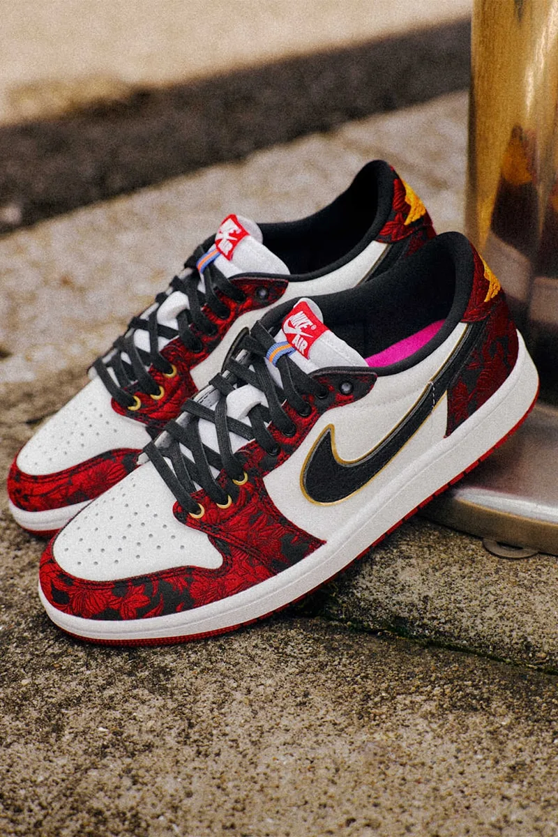 Chaussures rouges et blanches avec motifs floraux et logo Nike noir.