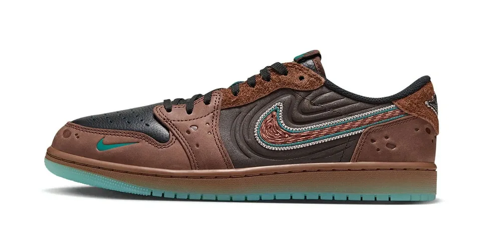 Chaussure marron et noire avec accents turquoise.