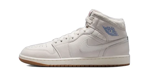 Chaussure Nike Air Jordan 1 blanche avec semelle marron.