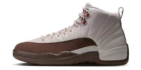 Chaussure de sport montante avec semelle brune et dessus blanc.