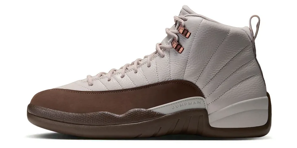 Chaussure de sport montante avec semelle brune et dessus blanc.