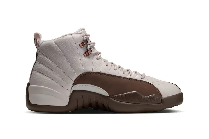 Chaussure haute blanche et marron avec semelle épaisse.
