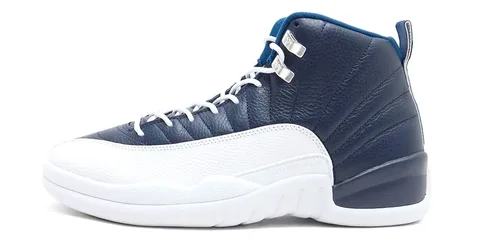 Chaussure de sport blanche et bleue avec lacets et semelle blanche.