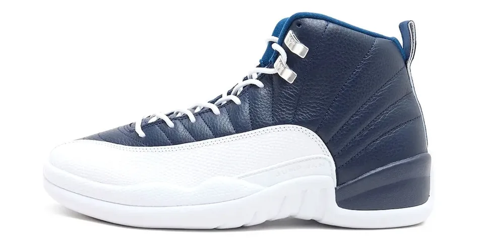 Chaussure de sport blanche et bleue avec lacets et semelle blanche.