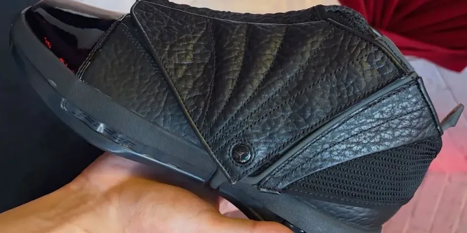 Chaussure noire avec détails texturés et brillants