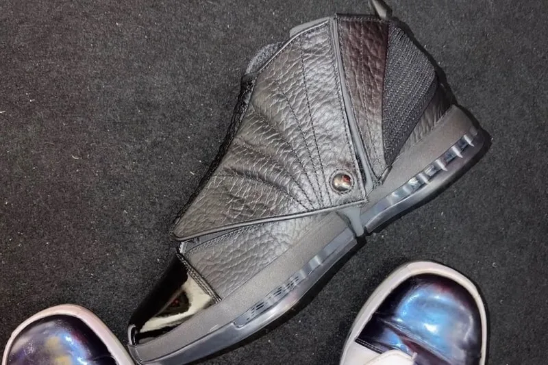 Chaussure noire au design unique avec revêtement texturé.
