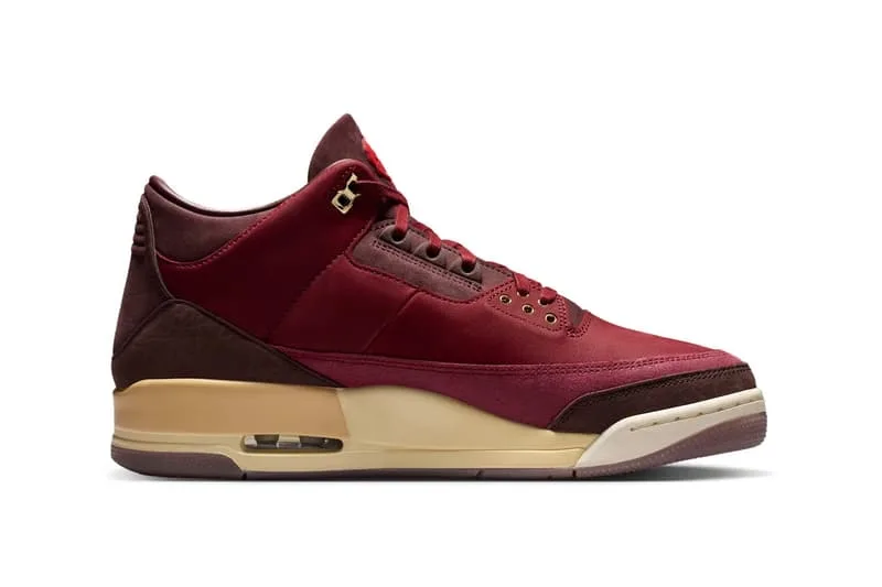Chaussure rouge et marron sur fond blanc.