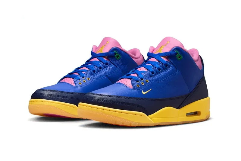 Chaussures bleues et jaunes avec accents roses.