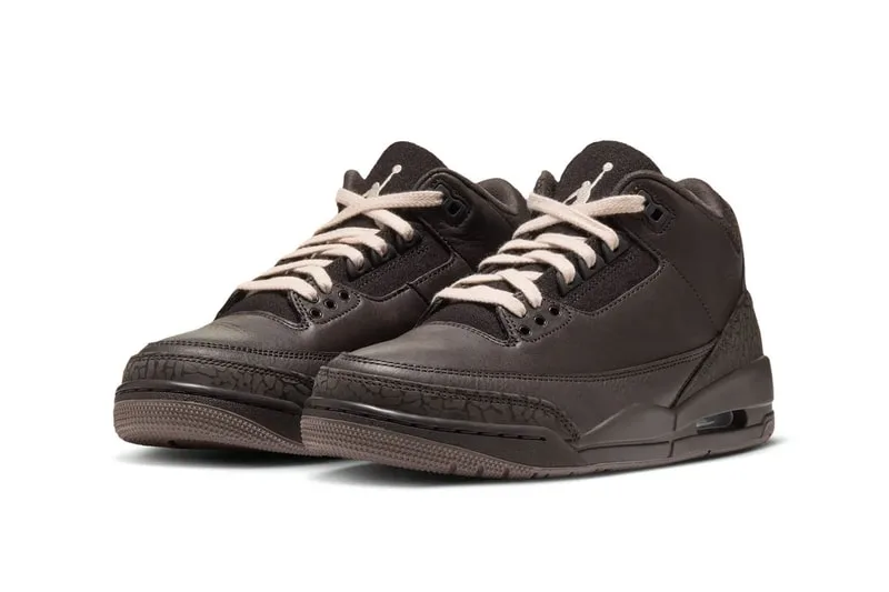 Chaussures marron foncé avec lacets clairs et détails en relief.