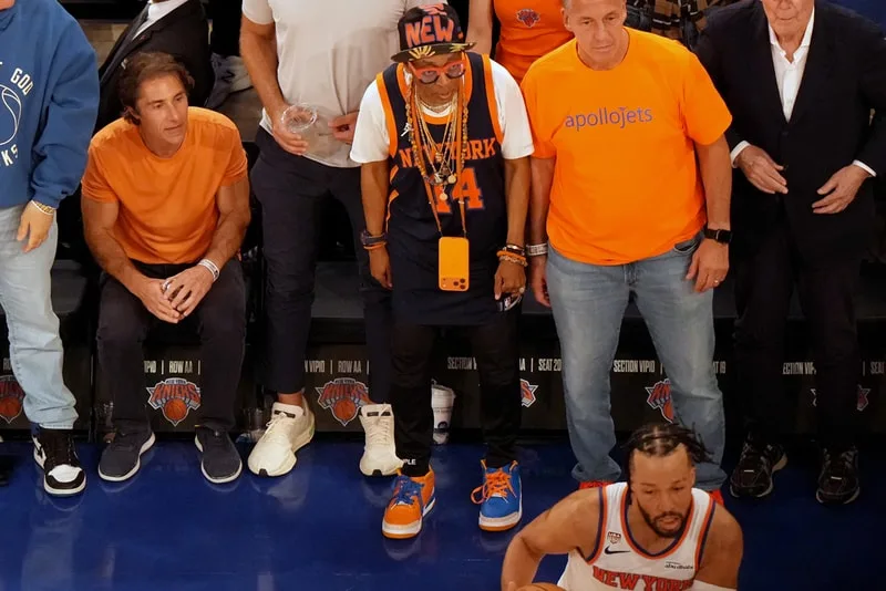 Fans de basket regardant un match des New York Knicks.