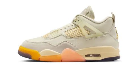 Chaussure beige et orange avec détails ajourés et semelle coussinée.
