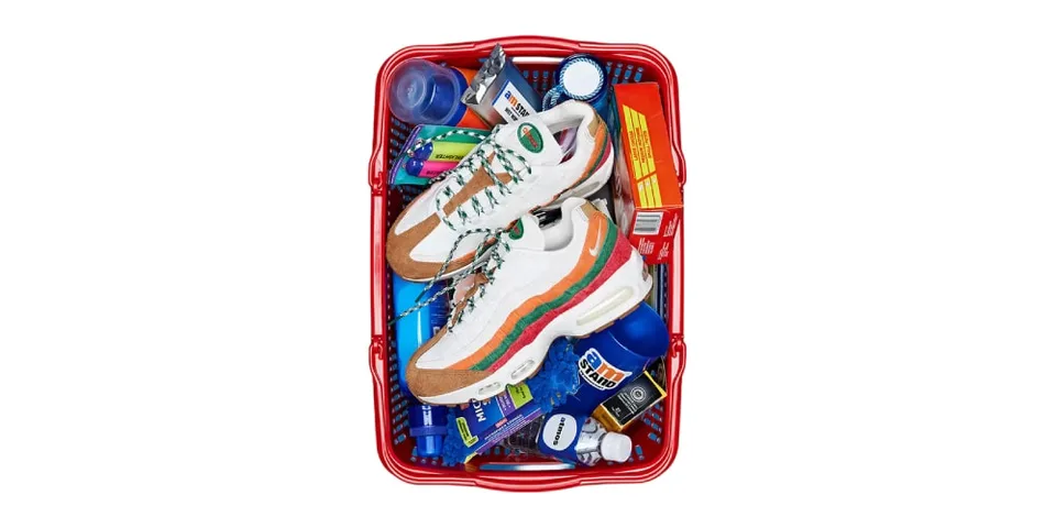 Panier avec chaussures et articles divers comme des produits alimentaires et de soins.
