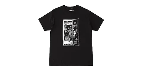 T-shirt noir avec une illustration de casier et personnage.