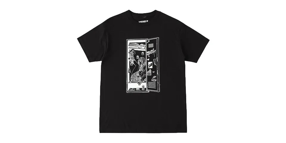 T-shirt noir avec une illustration de casier et personnage.