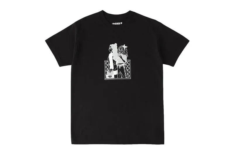 T-shirt noir avec illustration de personnage blanc.