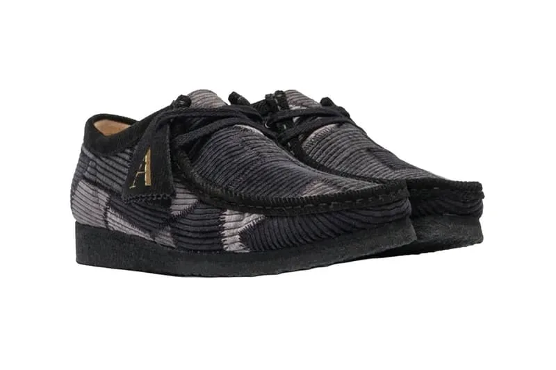 Chaussures en velours côtelé noir avec semelle épaisse.