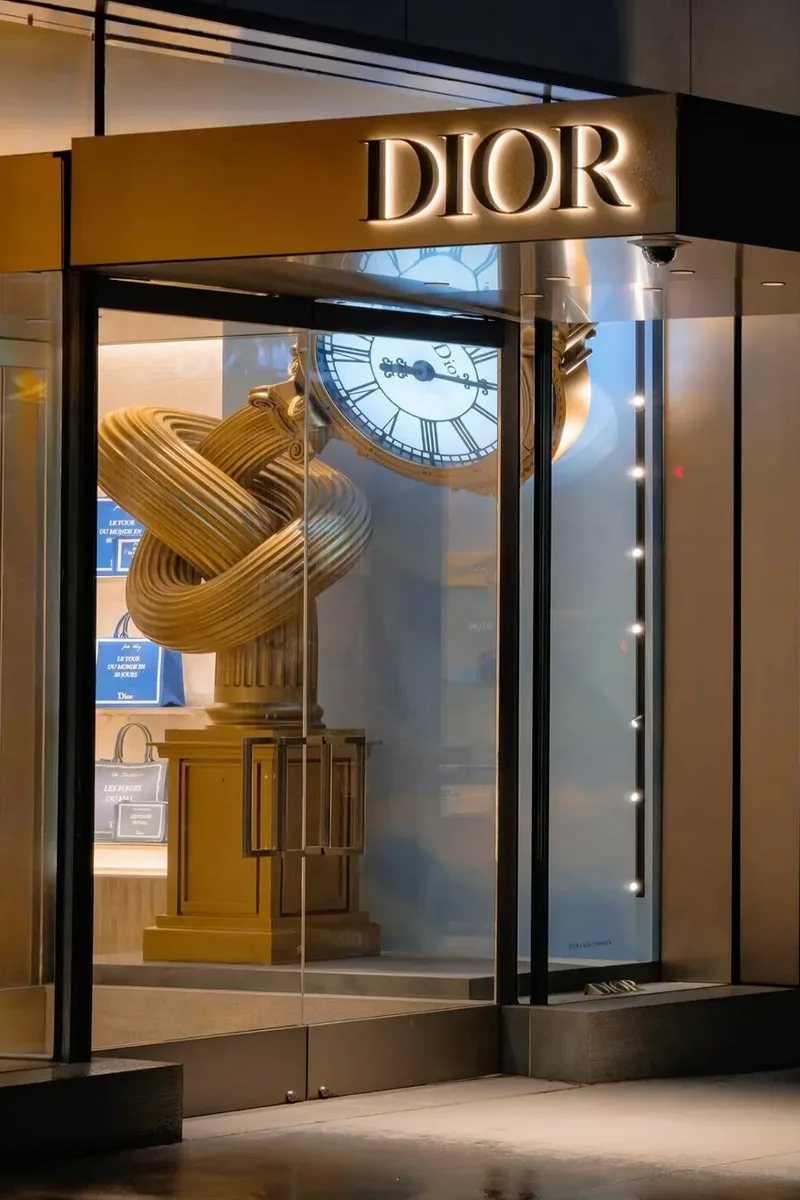 alex-chinneck-des-sculptures-dior-a-couper-le-souffle/carousel-4.jpg