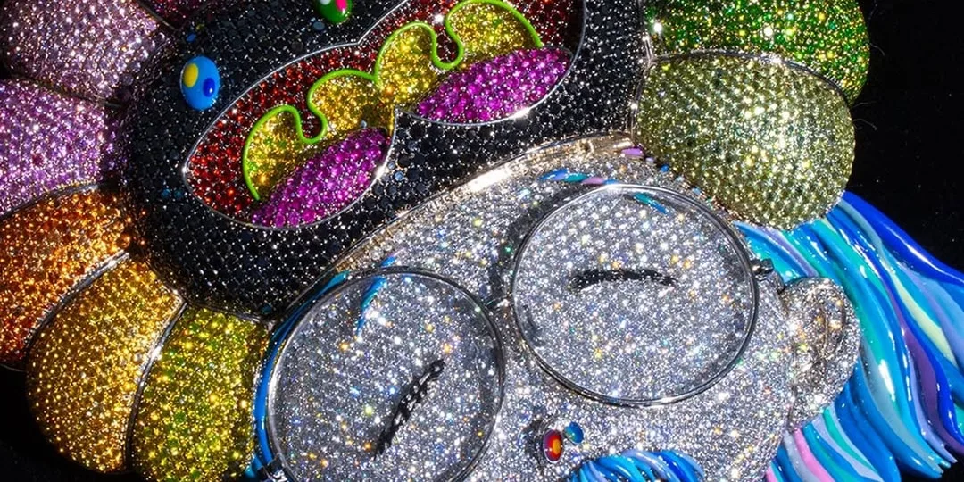 Portrait coloré composé de pierres brillantes représentant un visage avec lunettes.