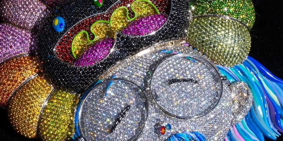 Portrait coloré composé de pierres brillantes représentant un visage avec lunettes.