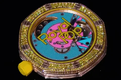 Montre colorée avec des pierres jaunes et texte 'Royal Pop'.