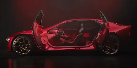 Voiture rouge avec portes ouvertes et jantes dorées.