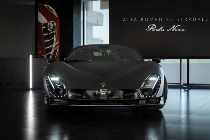 alfa-romeo-lunique-33-stradale-perla-nera/carousel-2.jpg