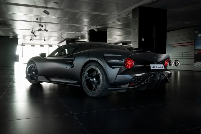 alfa-romeo-lunique-33-stradale-perla-nera/carousel-3.jpg