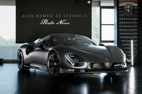 Voiture sportive Alfa Romeo 33 Stradale Perla Nera noire exposée.