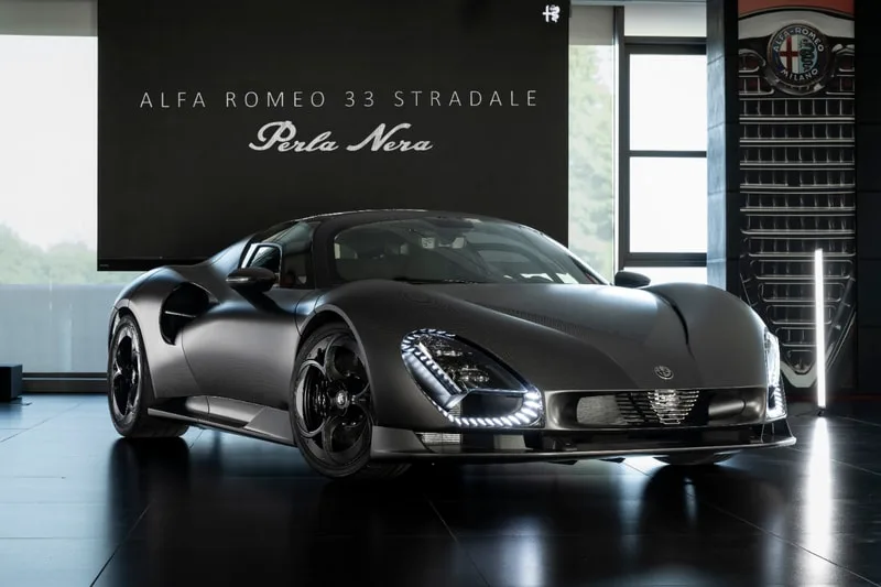 Voiture sportive Alfa Romeo 33 Stradale Perla Nera noire exposée.