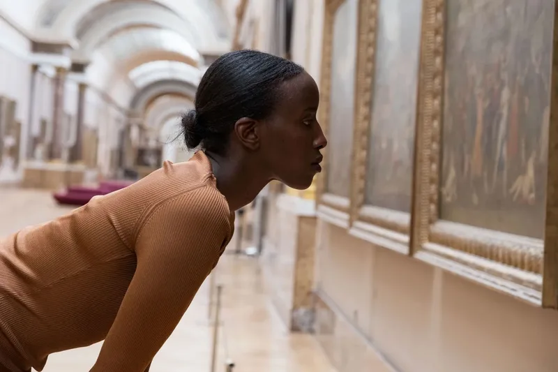 Personne regardant des peintures dans un musée, galerie d'art.