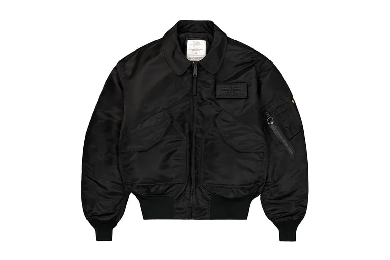 Blouson aviateur noir avec poches et fermeture éclair.