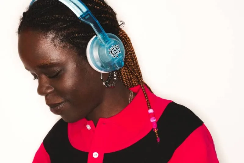 Personne avec casque audio et chemise rouge et noire.