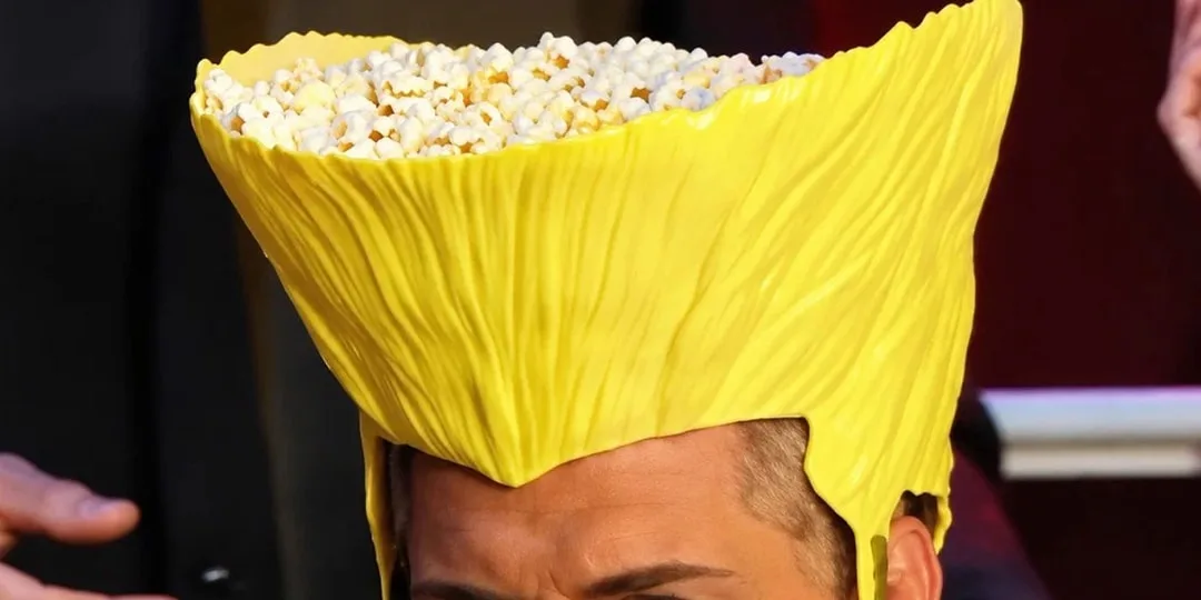 Personne avec un chapeau jaune en forme de pop-corn.