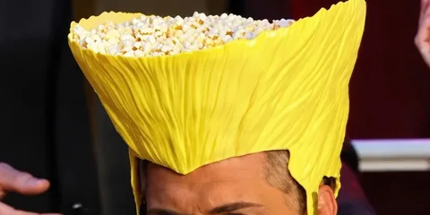 Personne avec un chapeau jaune en forme de pop-corn.