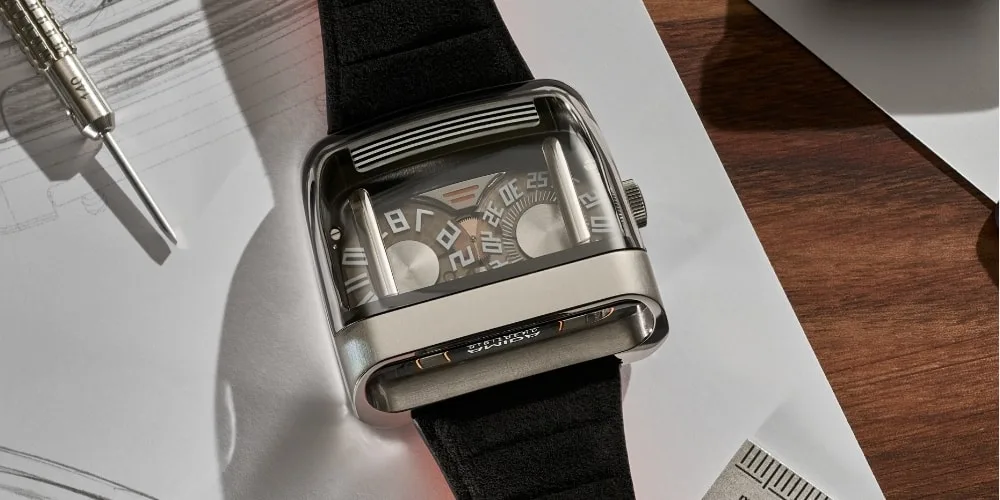 Montre de luxe sur un bureau en bois avec croquis et outils.