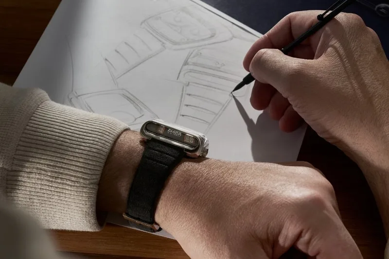 Dessinateur portant une montre, esquisse de montre au crayon.